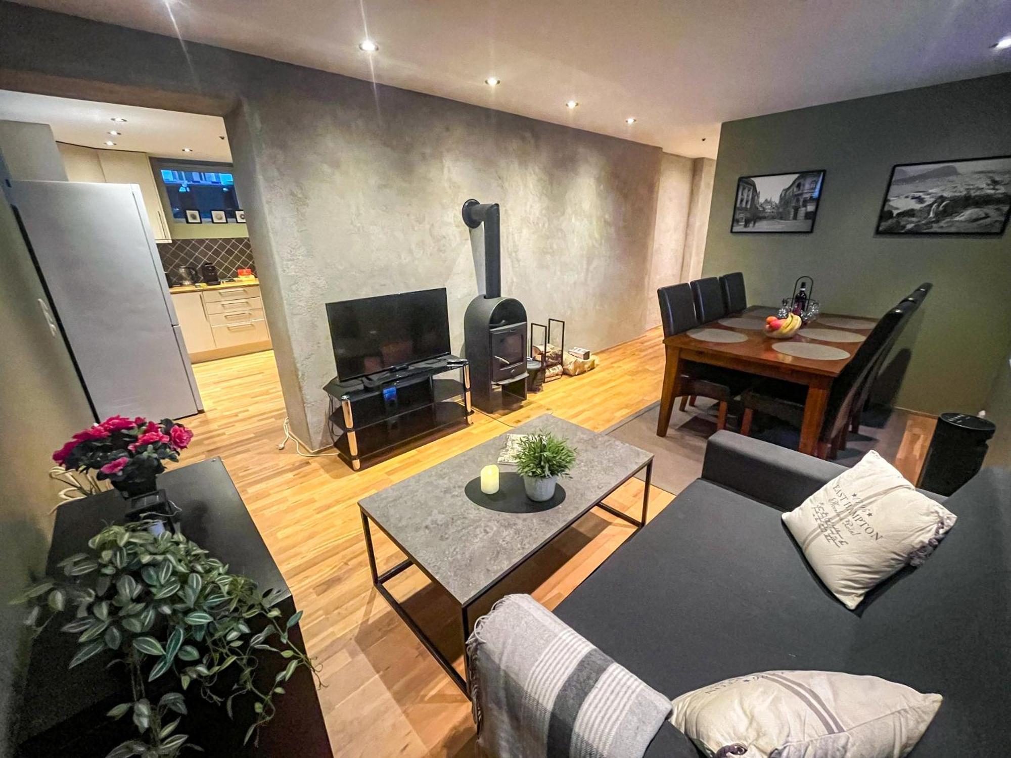 Ålesund Two-Bedroom City Apartment With Fire Place, Free Parking And Fjordview Terrace - Calm And Central מראה חיצוני תמונה