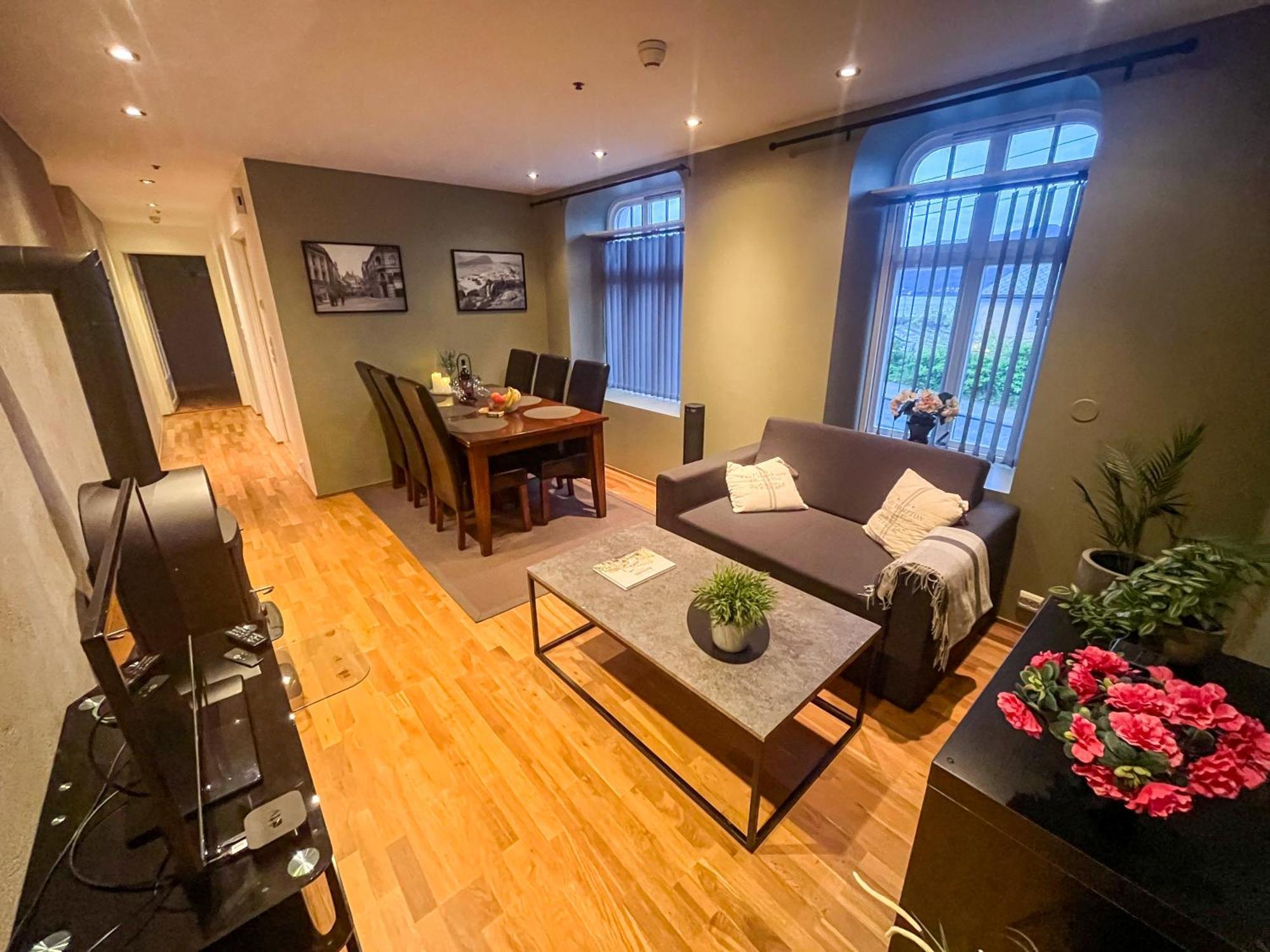 Ålesund Two-Bedroom City Apartment With Fire Place, Free Parking And Fjordview Terrace - Calm And Central מראה חיצוני תמונה