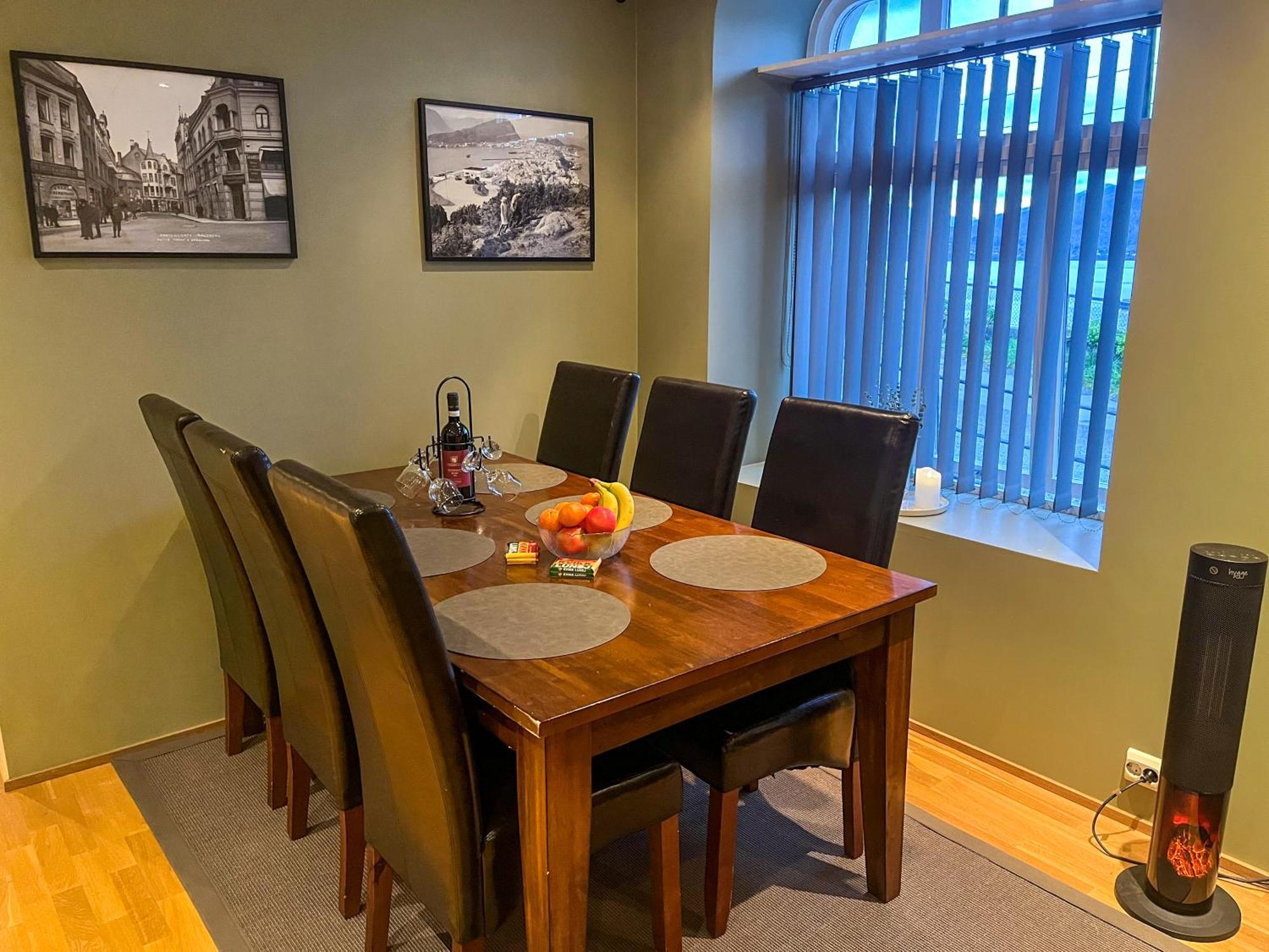 Ålesund Two-Bedroom City Apartment With Fire Place, Free Parking And Fjordview Terrace - Calm And Central מראה חיצוני תמונה