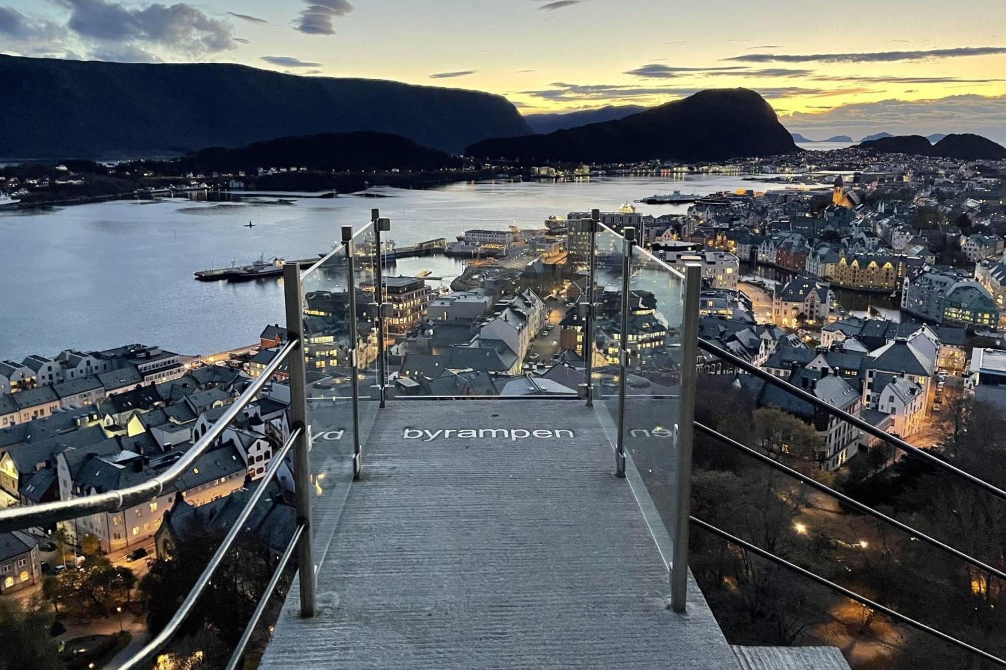 Ålesund Two-Bedroom City Apartment With Fire Place, Free Parking And Fjordview Terrace - Calm And Central מראה חיצוני תמונה
