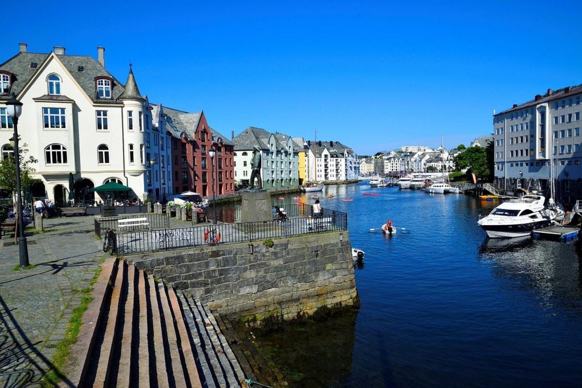 Ålesund Two-Bedroom City Apartment With Fire Place, Free Parking And Fjordview Terrace - Calm And Central מראה חיצוני תמונה